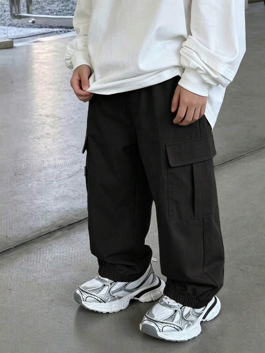 SHEIN Little Byeori 小男孩大口袋3D寬鬆工裝褲,適合通勤、上學、日常休閒、度假、旅行、運動,春夏秋冬四季皆宜 - 黑色 - 查看 1