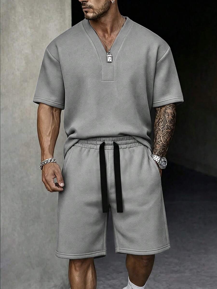 Manfinity CasualCool 歐式男士純色V領寬鬆短袖上衣 + 寬腿5吋短褲運動兩件套 - 灰色 - 查看 1