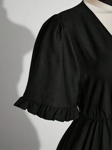 SHEIN ICON 女款大尺碼復古哥德風性感千禧Y2K簡約優雅日常通勤休閒深V領不對稱荷葉邊黑色洋裝萬聖節 - 黑色 - 查看 4