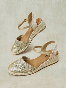 Styleloop Zapatos de cuña y plataforma para mujer, sandalias tejidas con flor hueca y brillo metálico, ropa de vacaciones, artículos esenciales de viaje, estilo bohemio - Dorado - Ver 1