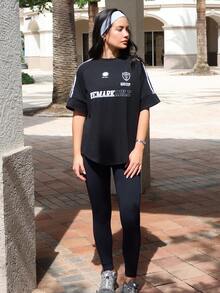 Nelanie Turli Kaos Oversize Bergaris Leher Bulat dengan Belahan Samping, Kaos Grafis Kasual Hitam - Hitam - View 3