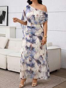 Modelyn Gaun Liburan Elegan Ukuran Plus dengan Leher Asimetris dan Lipit Motif Tie-Dye - Biru - View 5