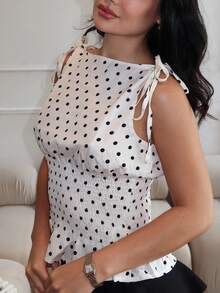Nelanie Turli 女款優雅波點蝴蝶結肩部抽繩收腰修身休閒百搭背心，春夏波點度假通勤上衣 - 杏色 - 查看 6