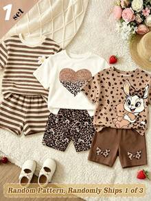 SHEIN Vintaside Kids (3 sets aleatorios, se envía 1 set) Conjunto de 2 piezas para niña bebé con camiseta corta básica y shorts de ciclismo con estampado de leopardo con brillo, corazón, lazo, conejo, flor y rayas - Multicolor - Ver 6