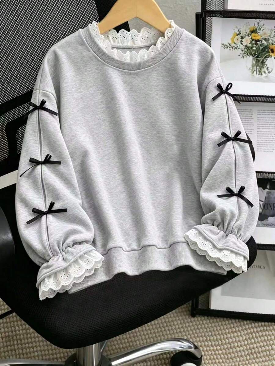 SHEIN Sparklyn 女童韓式刺繡蕾絲領拼接喇叭袖落肩寬鬆套頭運動衫，單件，適中厚度，適合春秋日常休閒、返校、度假穿著 - 灰色 - 查看 1