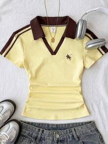 SHEIN 少女奶油黄棕色撞色 Polo 领针织休闲 T 恤，修身腰部，小号 Logo 刺绣 - 黃色 - 查看 3