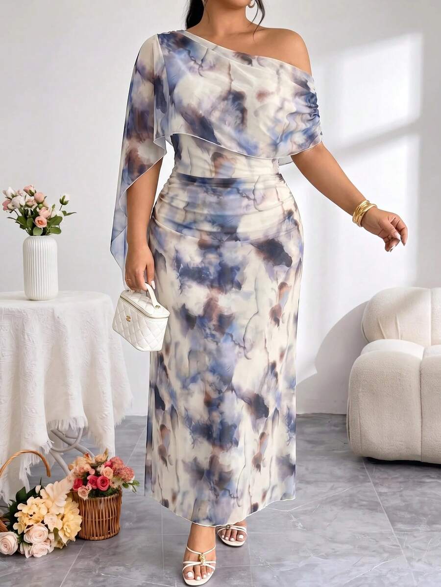 Modelyn Gaun Liburan Elegan Ukuran Plus dengan Leher Asimetris dan Lipit Motif Tie-Dye - Biru - View 1
