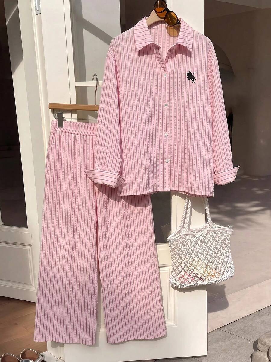 SHEIN 青少年女孩淺卡其色紋理兩件套,刺繡領長袖襯衫搭配同材質鬆緊腰寬腿褲,親膚面料,休閒隨性風格,春/秋日常街頭通勤穿搭,小眾設計極簡套裝 - 彩色 - 查看 1