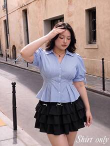 SHEIN MOD 春夏新款女士加大码优雅条纹短袖衬衫，修身腰带泡泡袖衬衫，适合职场和休闲穿着 - 藍白色 - 查看 1