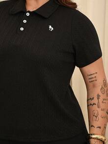Bibi Tomais 杏色基本款 Polo 領刺繡翻領短袖夏季大尺碼休閒黑色 T 恤 - 黑色 - 查看 4