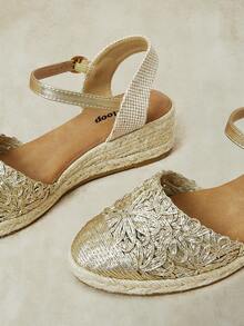 Styleloop Zapatos de cuña y plataforma para mujer, sandalias tejidas con flor hueca y brillo metálico, ropa de vacaciones, artículos esenciales de viaje, estilo bohemio - Dorado - Ver 5