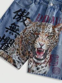 ROMWE MEN Street Life 男士復古淺藍色水洗牛仔短褲，大膽咆哮豹紋印花與中文書法設計，寬鬆直筒中短牛仔褲，夏季 Y2K 街頭嘻哈風百搭休閒牛仔短褲 - 藍色 - 查看 4