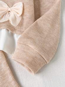 SHEIN Vintaside Kids 女童韓系活力風灰色花卉提花針織兩件套，寬腿褲搭配3D蝴蝶結裝飾，軟妹風初冬針織毛衣套裝 - 杏色 - 查看 8