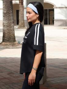 Nelanie Turli Kaos Oversize Bergaris Leher Bulat dengan Belahan Samping, Kaos Grafis Kasual Hitam - Hitam - View 4
