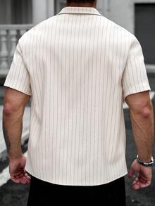 Manfinity CasualCool 男士休閒百搭單排扣短袖襯衫，適合日常穿著 - 卡其色 - 查看 2