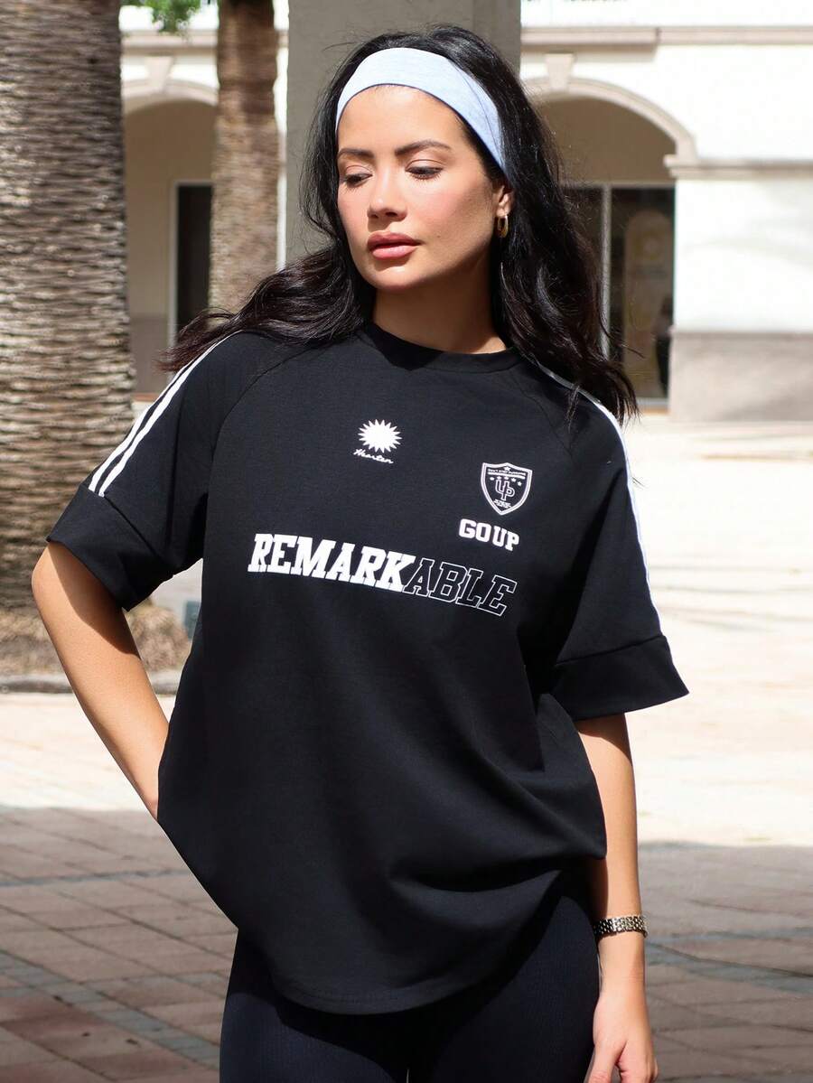 Nelanie Turli Kaos Oversize Bergaris Leher Bulat dengan Belahan Samping, Kaos Grafis Kasual Hitam - Hitam - View 1