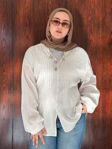 Solavon 大尺碼女款純色缺口V領百褶設計單排扣襯衫 - 杏色 - 查看 6
