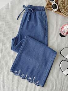SHEIN Jeans de mezclilla con cintura con cordón, dobladillo curvo y bolsillo para niñas preadolescentes con bordado - Azul lavado medio - View 4