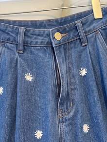 SHEIN MOD 女款寬鬆刺繡雛菊休閒 70 年代可愛直筒牛仔褲 秋季校園約會 白色藍色花卉 - 深色水洗藍 - 查看 3