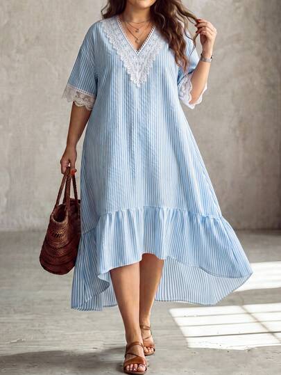Linhara CURVE Đầm maxi size lớn vải kẻ sọc xanh trắng, cổ chữ V, viền ren rỗng, tay ngắn bo tay ren, phối bèo nhún bất đối xứng, vạt trước ngắn vạt sau dài, phong cách thường ngày đi chơi hẹn hò tiệc tùng du lịch đi làm
