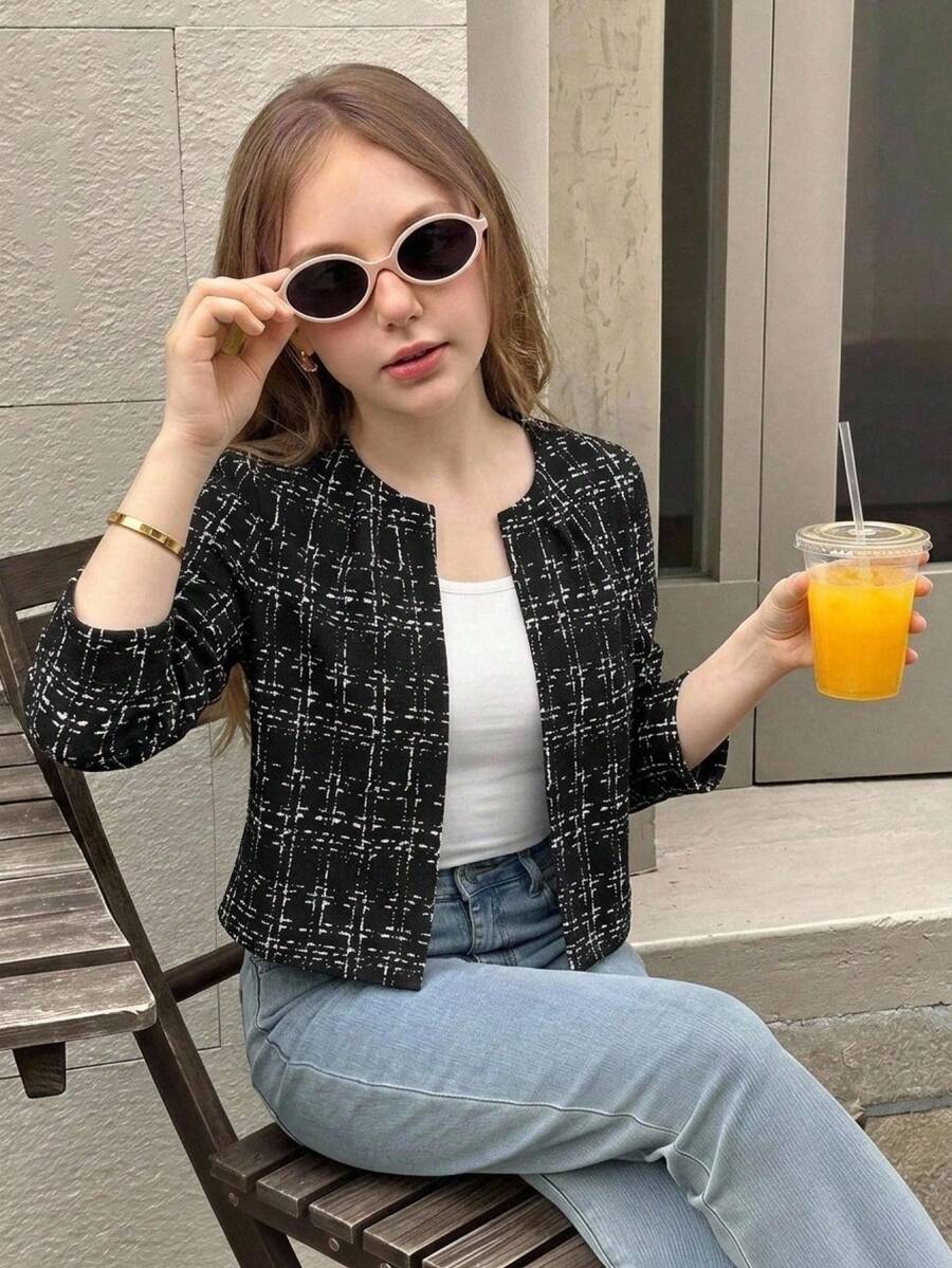 SHEIN 兒童青少年女孩秋冬新款休閒格紋印花開襟百褶素色圓領短款長袖外套,返校季 - 黑與白 - 查看 1