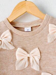 SHEIN Vintaside Kids 女童韓系活力風灰色花卉提花針織兩件套，寬腿褲搭配3D蝴蝶結裝飾，軟妹風初冬針織毛衣套裝 - 杏色 - 查看 6