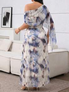 Modelyn Gaun Liburan Elegan Ukuran Plus dengan Leher Asimetris dan Lipit Motif Tie-Dye - Biru - View 2