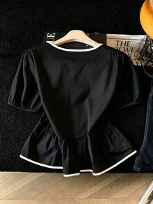 SHEIN Franclia 米色收腰上衣，對比飾邊＋繫帶蝴蝶結，泡泡袖配荷葉邊下擺，青春顯瘦，柔軟優雅，適合日常穿著 - 黑與白 - 查看 2