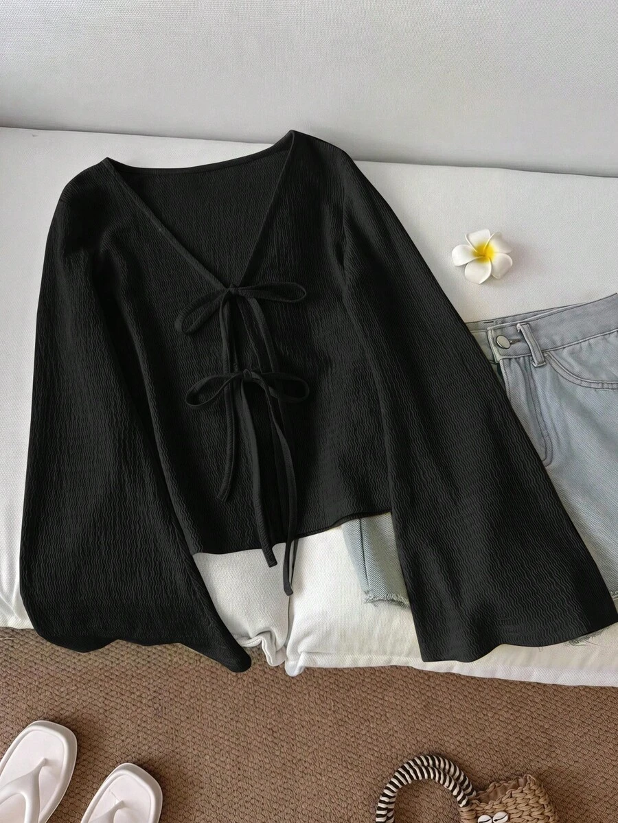 SHEIN 青少年女孩休閒純色寬鬆綁帶喇叭袖上衣,適合度假、返校、教師日常穿著與外出,「Old Money Style」度假長袖上衣,黑色秋季度假風綁帶上衣,黑色V領長袖襯衫/上衣 - 黑色 - 查看 1