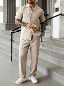 Manfinity CasualCool 男士成熟休閒淺卡其色短袖襯衫與長褲套裝 - 卡其色 - 查看 3