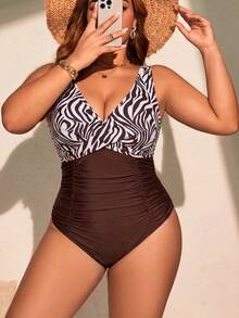 SHEIN Swim Curve 大尺碼女款斑馬紋百褶時尚連身泳衣，度假適用 - 棕色 - 查看 3