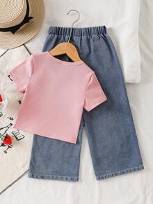 SHEIN Genkimix Kids 2件套女童（小号）春夏休闲时尚T恤套装，粉色纯色针织罗纹面料，正面3D蝴蝶结装饰，圆领短袖T恤上衣搭配粉色爱心贴布蓝色休闲牛仔裤，可爱舒适，甜美休闲，适合春夏日常、上学、外出、度假等场合。 - 粉色 - 查看 2