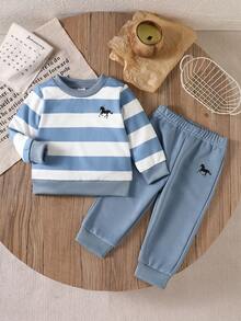 SHEIN Playful Pals 男嬰寬條紋刺繡圖案休閒可愛套裝，衛衣＋運動長褲，海軍藍，適合假期城市旅行，秋季 - 藍色 - 查看 10