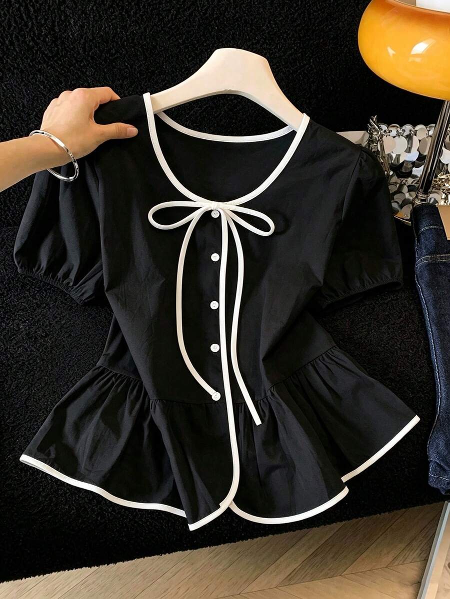 SHEIN Franclia 米色收腰上衣,對比飾邊+繫帶蝴蝶結,泡泡袖配荷葉邊下擺,青春顯瘦,柔軟優雅,適合日常穿著 - 黑與白 - 查看 1