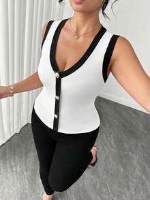 GlowEve CURVE Elegantes, lässiges Damen-Tanktop in großen Größen mit elastischem Rippdekor, Sommer-Urlaubskleidung, Metall-Schnalle V-Ausschnitt, tailliertes Top für Dates, Büro und Brunch - Schwarz und Weiss - Übersicht 4