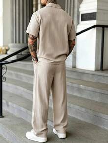 Manfinity CasualCool 男士成熟休閒淺卡其色短袖襯衫與長褲套裝 - 卡其色 - 查看 2