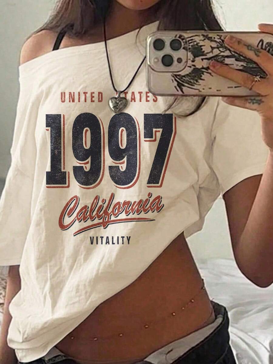 SHEIN EZwear 休閒極簡風 1997 數字滿版印花露肩落肩短袖寬鬆女款 T 恤 - 白色 - 查看 1