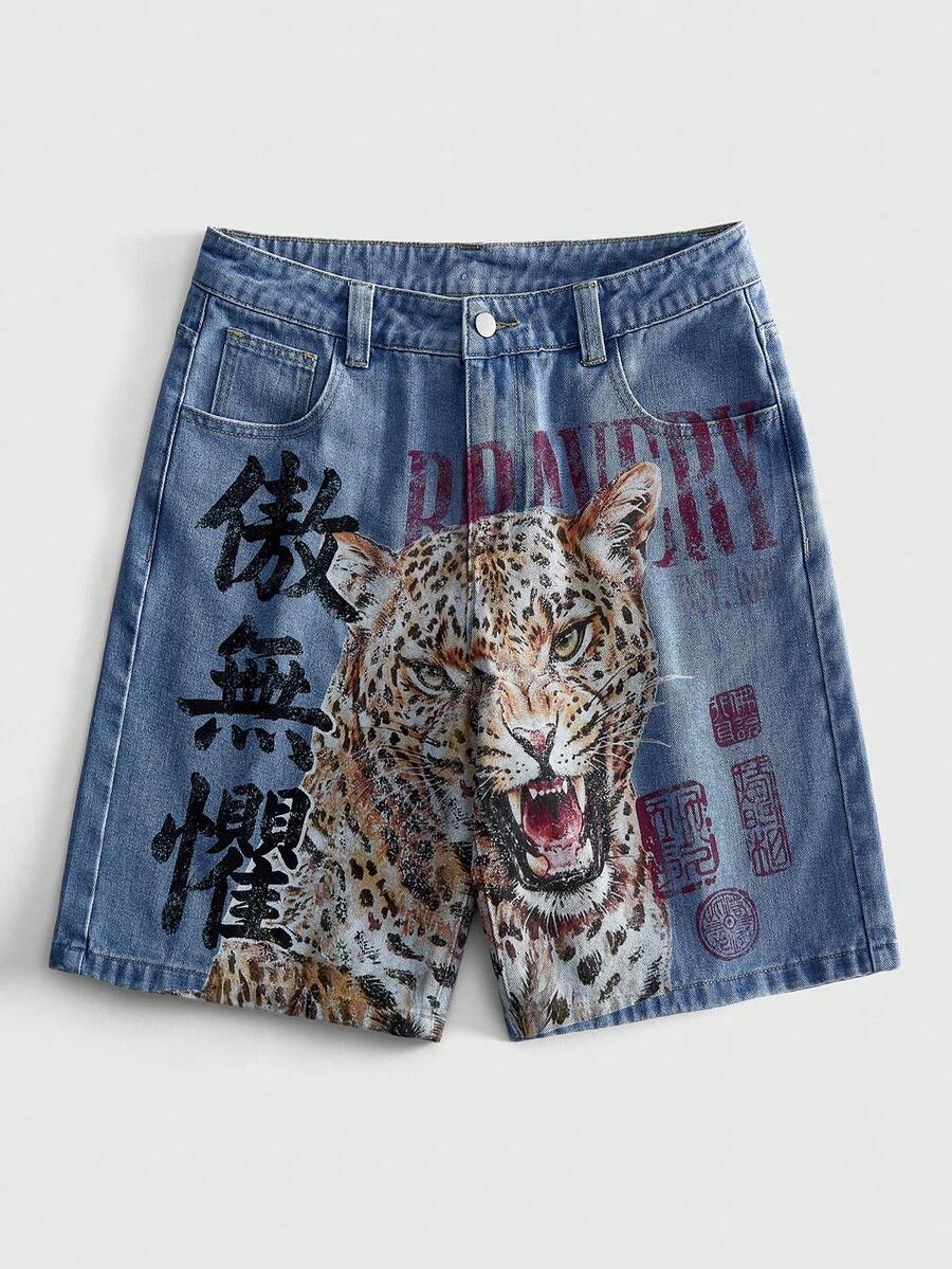 ROMWE MEN Street Life 男士復古淺藍色水洗牛仔短褲,大膽咆哮豹紋印花與中文書法設計,寬鬆直筒中短牛仔褲,夏季 Y2K 街頭嘻哈風百搭休閒牛仔短褲 - 藍色 - 查看 1
