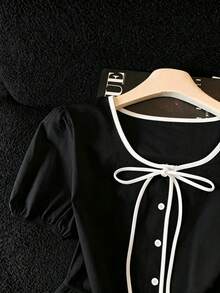SHEIN Franclia 米色收腰上衣，對比飾邊＋繫帶蝴蝶結，泡泡袖配荷葉邊下擺，青春顯瘦，柔軟優雅，適合日常穿著 - 黑與白 - 查看 4