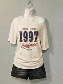 SHEIN EZwear 休閒極簡風 1997 數字滿版印花露肩落肩短袖寬鬆女款 T 恤 - 白色 - 查看 2