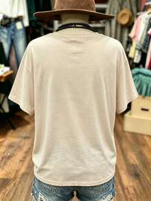 NostaNoir 復古圖案數位印花時尚極簡女款大尺寸中長版圓領落肩T恤，送友禮物 - 杏色 - 查看 2