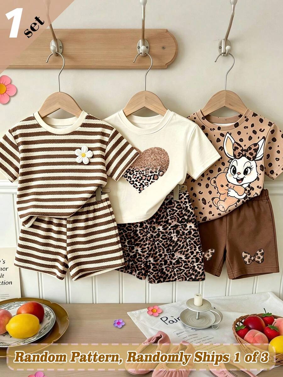 SHEIN Vintaside Kids (3 sets aleatorios, se envía 1 set) Conjunto de 2 piezas para niña bebé con camiseta corta básica y shorts de ciclismo con estampado de leopardo con brillo, corazón, lazo, conejo, flor y rayas - Multicolor - Ver 1