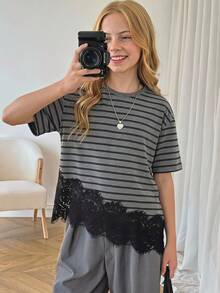 SHEIN 1件青少年女孩休閒時尚度假風圓領條紋蕾絲不對稱下擺短袖T恤上衣，適合日常通勤、購物、度假與旅行 - 黑色 - 查看 1