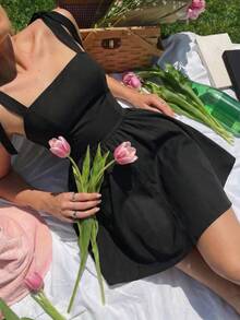SHEIN MOD 經典黑色收腰 A 字洋裝，綁帶肩帶、方領、前胸交叉設計，70 年代復古派對風，夏季優雅雞尾酒晚宴禮服 - 黑色 - 查看 4