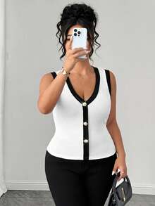 GlowEve CURVE Elegantes, lässiges Damen-Tanktop in großen Größen mit elastischem Rippdekor, Sommer-Urlaubskleidung, Metall-Schnalle V-Ausschnitt, tailliertes Top für Dates, Büro und Brunch - Schwarz und Weiss - Übersicht 5