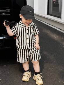 SHEIN Playful Pals 2件組 嬰兒男童夏季 Polo 領開襟衫套裝 米色黑色條紋短袖上衣與休閒短褲 6M-3T 適用海灘度假穿搭 - 黑色 - 查看 1