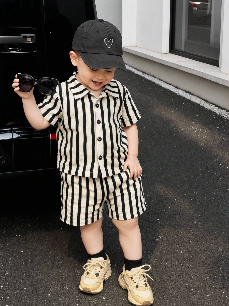 SHEIN Playful Pals 2件組 嬰兒男童夏季 Polo 領開襟衫套裝 米色黑色條紋短袖上衣與休閒短褲 6M-3T 適用海灘度假穿搭 - 黑色 - 查看 1