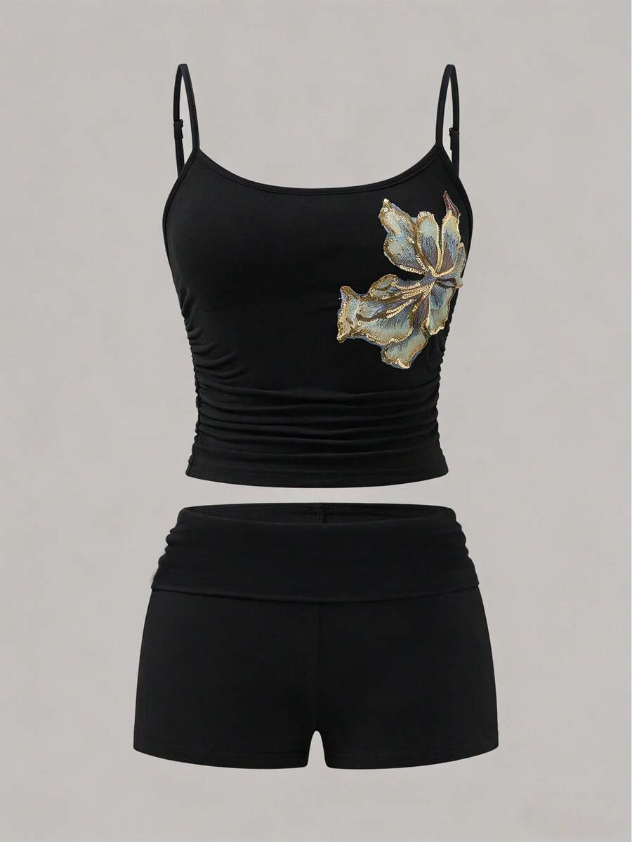 SHEIN EZwear 女款黑色夏季優雅兩件套,珠飾刺繡細肩帶上衣與中腰短褲,海灘度假假日生日派對亮片套裝 - 黑色 - 查看 1