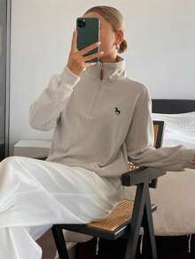DAZY 女款寬鬆長袖休閒街頭風刺繡圖案衛衣，秋冬款 - 杏色 - 查看 5