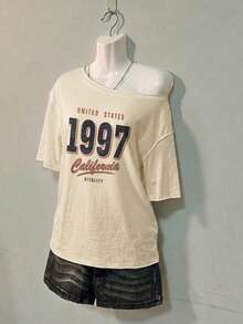 SHEIN EZwear 休閒極簡風 1997 數字滿版印花露肩落肩短袖寬鬆女款 T 恤 - 白色 - 查看 3
